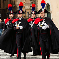 イタリア国家憲兵 カラビニエリ の制服がかっこよすぎる Blニュース ちるちる